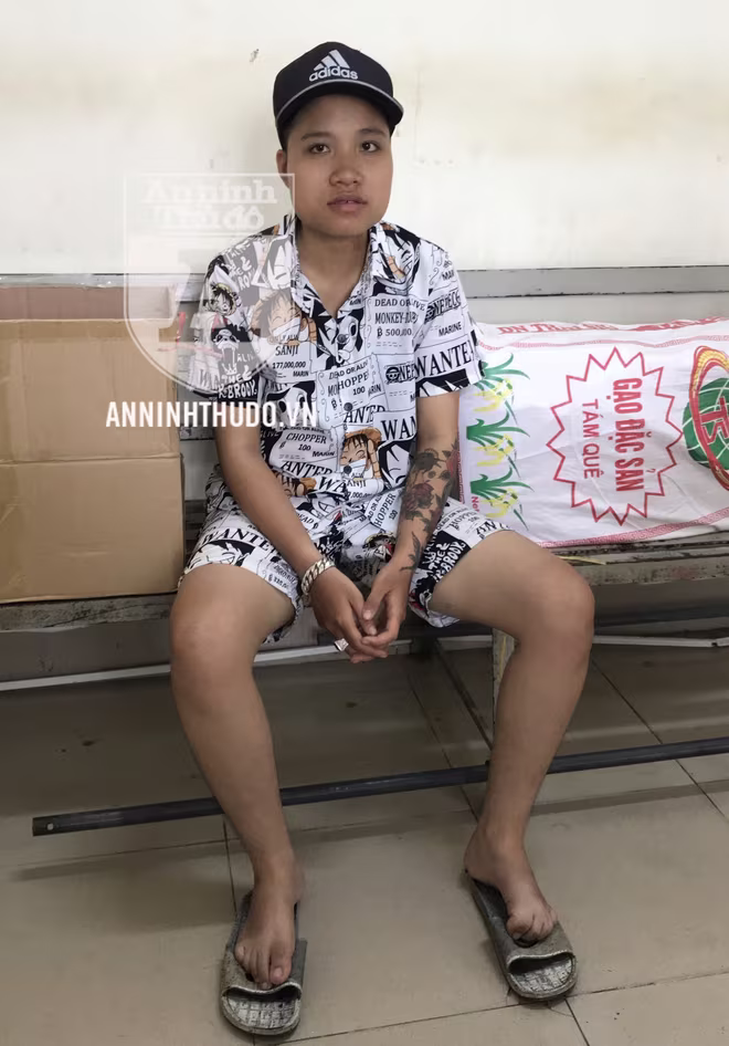 Đối tượng nữ có ngoại hình &quot;tomboy&apos;&quot; lì lợm khi vào chốt 141