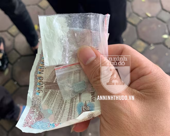 2 gói ma túy được đối tượng bọc trong tờ tiền, nhét ở ví 2 gói ma túy được đối tượng bọc trong tờ tiền, nhét ở ví