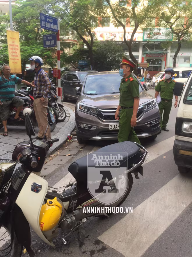 Chiếc xe ô tô đỗ ngay vị trí rẽ đã bị xử lý nghiêm Chiếc xe ô tô đỗ ngay vị trí rẽ đã bị xử lý nghiêm