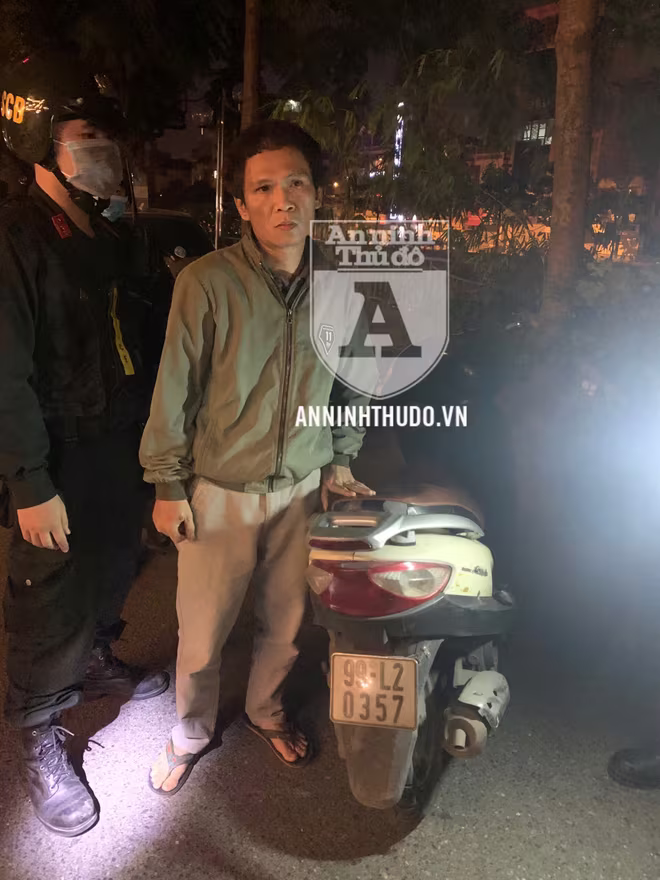 Đối tượng lợi dụng trời tối để thả ma túy xuống chân, song vẫn bị CSCĐ phát hiện Đối tượng lợi dụng trời tối để thả ma túy xuống chân, song vẫn bị CSCĐ phát hiện