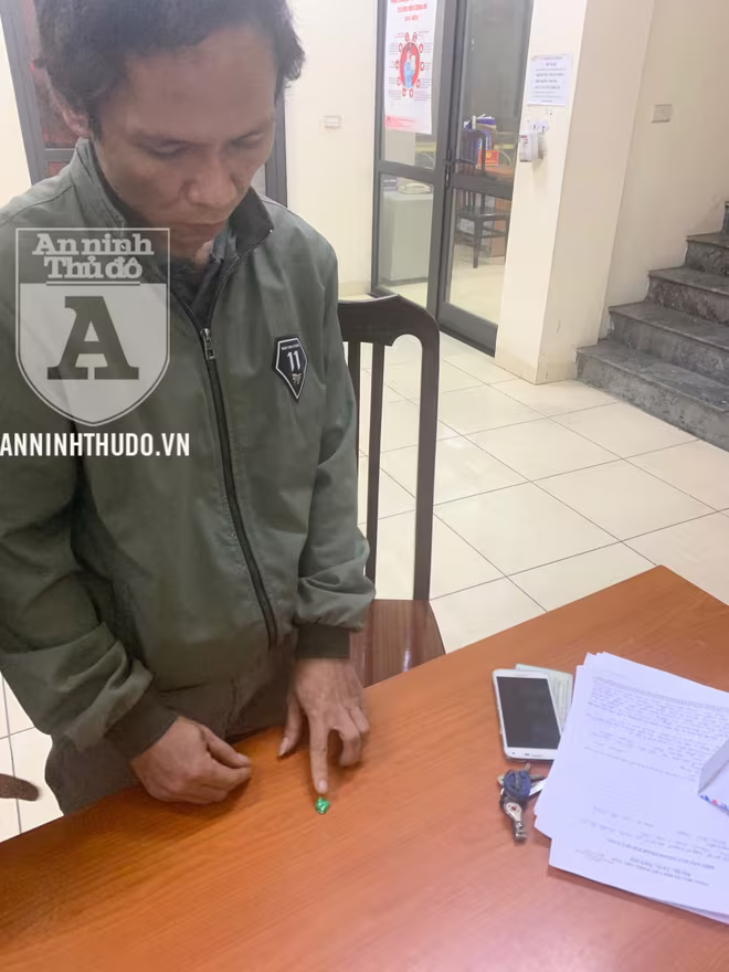 Đối tượng thừa nhận gói nilon của anh ta chứa heroin Đối tượng thừa nhận gói nilon của anh ta chứa heroin