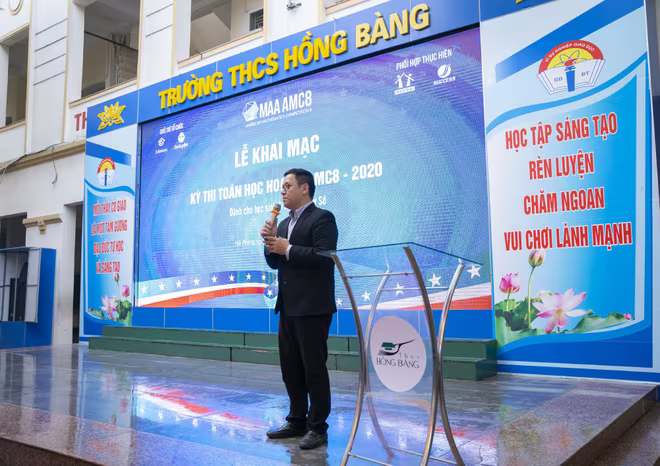PGS.TS Lê Anh Vinh phát biểu khai mạc kì thi tại Hội đồng thi trường THCS Hồng Bàng, Hà Nội PGS.TS Lê Anh Vinh phát biểu khai mạc kì thi tại Hội đồng thi trường THCS Hồng Bàng, Hà Nội