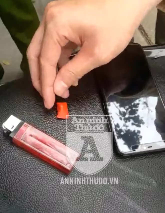 Gói ma túy trong túi quần đối tượng