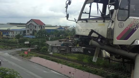 Hoảng hồn nhìn xe tải 5 tấn... vắt vẻo trên thành cầu ảnh 3 Hoảng hồn nhìn xe tải 5 tấn... vắt vẻo trên thành cầu ảnh 3