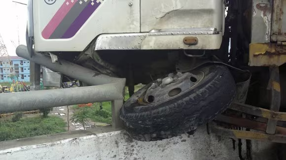 Hoảng hồn nhìn xe tải 5 tấn... vắt vẻo trên thành cầu ảnh 5 Hoảng hồn nhìn xe tải 5 tấn... vắt vẻo trên thành cầu ảnh 5
