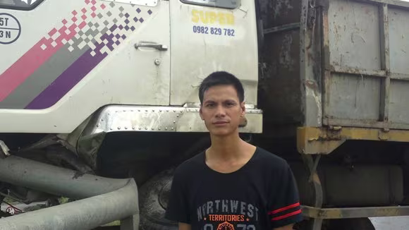 Hoảng hồn nhìn xe tải 5 tấn... vắt vẻo trên thành cầu ảnh 6 Hoảng hồn nhìn xe tải 5 tấn... vắt vẻo trên thành cầu ảnh 6