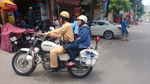 Bỏ quên giấy báo thi, thí sinh được CSGT đưa về tận nhà lấy ảnh 1 Bỏ quên giấy báo thi, thí sinh được CSGT đưa về tận nhà lấy ảnh 1