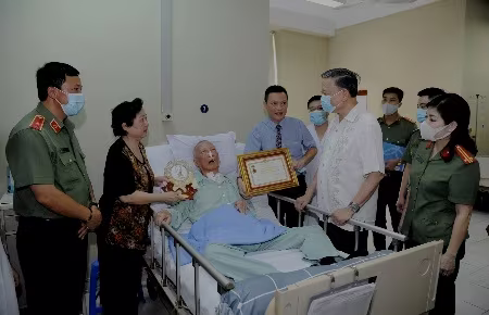 Bộ trưởng Tô Lâm thăm hỏi sức khỏe và trân trọng trao tặng Kỷ niệm chương của Bộ Công an đến nhạc sỹ Trọng Bằng