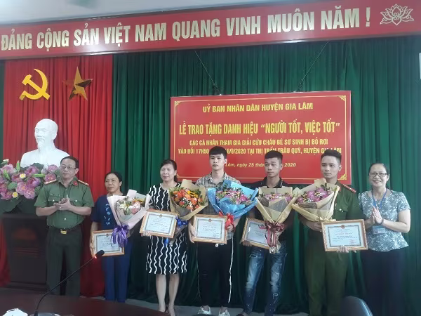 Chỉ huy CAH Gia Lâm và lãnh đạo thị trấn Trâu Quỳ trao danh hiệu “Người tốt, việc tốt” của UBND huyện Gia Lâm cho các cá nhân Chỉ huy CAH Gia Lâm và lãnh đạo thị trấn Trâu Quỳ trao danh hiệu “Người tốt, việc tốt” của UBND huyện Gia Lâm cho các cá nhân