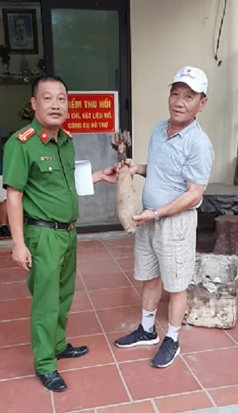 Công an phường Long Biên tiếp nhận quả đạn pháo cối Công an phường Long Biên tiếp nhận quả đạn pháo cối