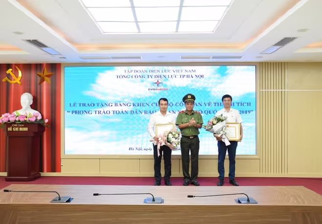 Thiếu tướng Nguyễn Anh Tuấn trao Bằng khen của Bộ Trưởng Bộ Công an cho tập thể EVNHANOI Thiếu tướng Nguyễn Anh Tuấn trao Bằng khen của Bộ Trưởng Bộ Công an cho tập thể EVNHANOI