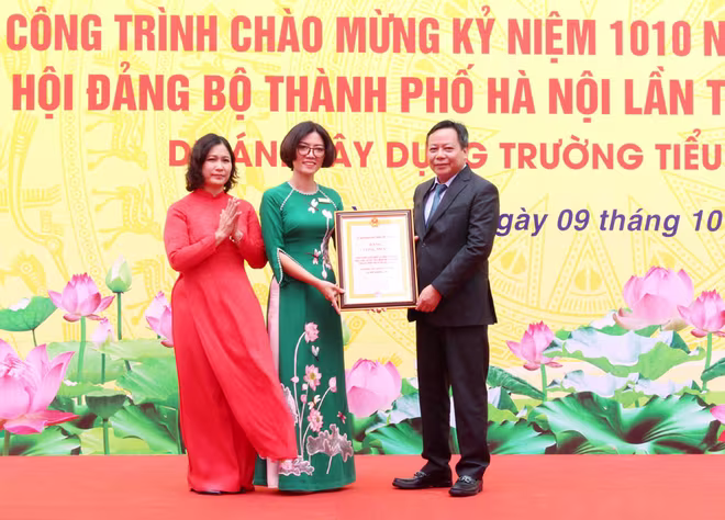 Trưởng ban Tuyên giáo Thành ủy Nguyễn Văn Phong trao Bằng công nhận công trình chào mừng kỷ niệm 1010 năm Thăng Long - Hà Nội và Đại hội đại biểu lần thứ XVII Đảng bộ thành phố Hà Nội cho Ban Giám hiệu nhà trường Trưởng ban Tuyên giáo Thành ủy Nguyễn Văn Phong trao Bằng công nhận công trình chào mừng kỷ niệm 1010 năm Thăng Long - Hà Nội và Đại hội đại biểu lần thứ XVII Đảng bộ thành phố Hà Nội cho Ban Giám hiệu nhà trường