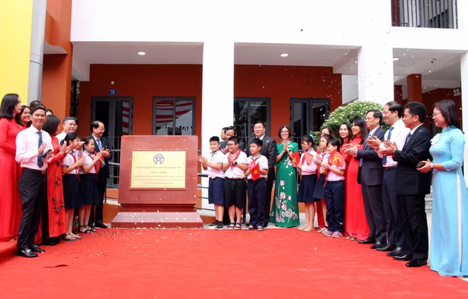 Các đại biểu thành phố, quậncùng các em học sinh tại lễ gắn biển công trình. Các đại biểu thành phố, quậncùng các em học sinh tại lễ gắn biển công trình.