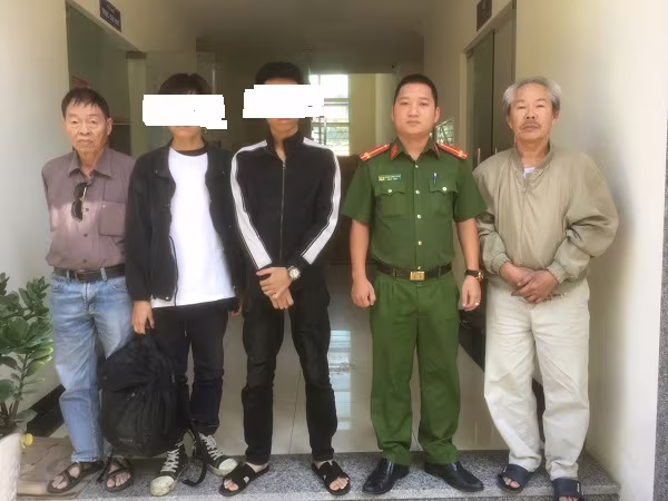 Công an phường Bạch Đằng bàn giao 2 cậu bé về với thân nhân Công an phường Bạch Đằng bàn giao 2 cậu bé về với thân nhân