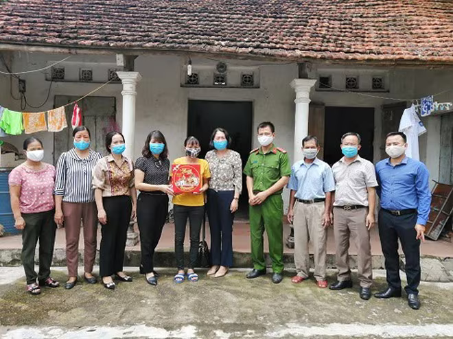 CAH Gia Lâm trao quà tặng các gia đình gặp hoàn cảnh khó khăn ở địa bàn