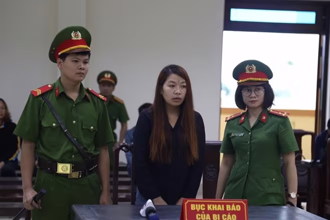 Bị cáo Thu tại phiên xét xử ngày 30-10 Bị cáo Thu tại phiên xét xử ngày 30-10