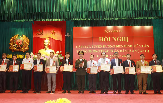 Thứ trưởng Trần Quốc Tỏ trao Bằng khen và biểu trưng của Bộ Công an tặng các tập thể có thành tích xuất sắc trong công tác XDPT toàn dân bảo vệ ANTQ giai đoạn 2015-2020 Thứ trưởng Trần Quốc Tỏ trao Bằng khen và biểu trưng của Bộ Công an tặng các tập thể có thành tích xuất sắc trong công tác XDPT toàn dân bảo vệ ANTQ giai đoạn 2015-2020