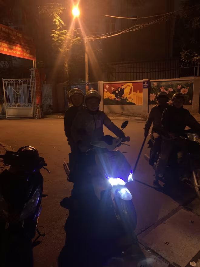 Một tổ tuần tra công khai bắt đầu rời trụ sở Công an phường Một tổ tuần tra công khai bắt đầu rời trụ sở Công an phường