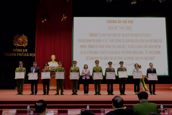 Phó Bí thư Thường trực Thành ủy Nguyễn Thị Tuyến trao Bằng khen cho tập thể, cá nhân có thành tích xuất sắc trong thực hiện Chỉ thị số 48-CT/TW và Chỉ thị số 47-CT/TW.