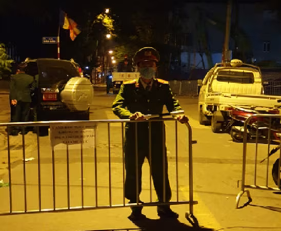 Công an phường Trúc Bạch trực chốt phong tỏa khu vực phát hiện có bom Công an phường Trúc Bạch trực chốt phong tỏa khu vực phát hiện có bom