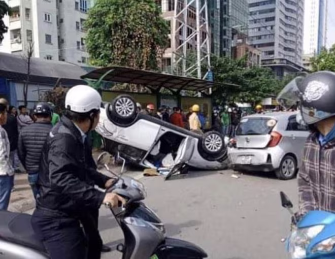 Chiếc ô tô bị lật sau va chạm Chiếc ô tô bị lật sau va chạm
