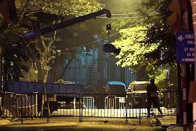 Quả bom sau khi bị "vô hiệu hóa" đã được cẩu, chuyển lên xe chuyên dụng để chuyển ra khỏi phố Cửa Bắc Quả bom sau khi bị "vô hiệu hóa" đã được cẩu, chuyển lên xe chuyên dụng để chuyển ra khỏi phố Cửa Bắc