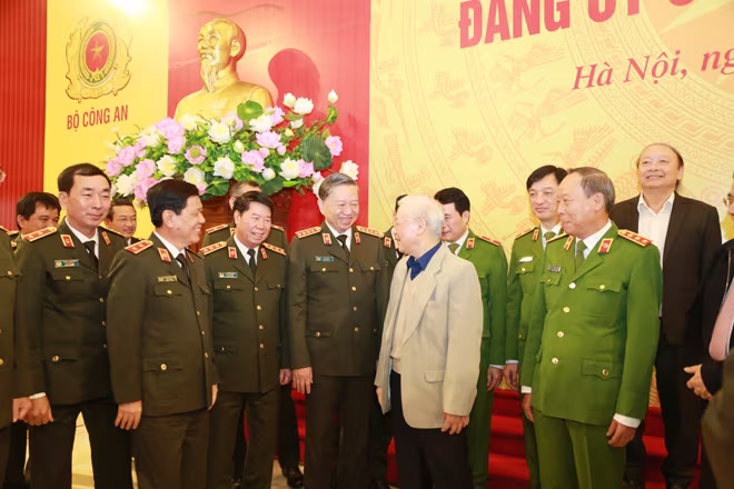 Tổng Bí thư, Chủ tịch nước Nguyễn Phú Trọng với các đại biểu tại Hội nghị Đảng ủy Công an Trung ương, ngày 1/12/2020. Tổng Bí thư, Chủ tịch nước Nguyễn Phú Trọng với các đại biểu tại Hội nghị Đảng ủy Công an Trung ương, ngày 1/12/2020.