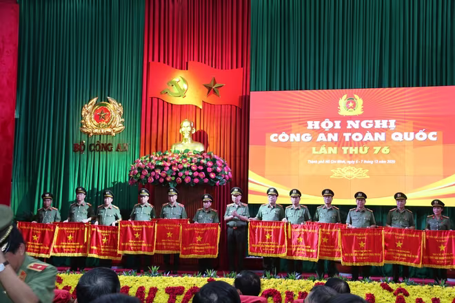 Thừa ủy quyền của Thủ tướng Chính phủ, Đại tướng - Bộ trưởng Tô Lâm trao Cờ thi đua của Chính phủ tặng 24 đơn vị, địa phương