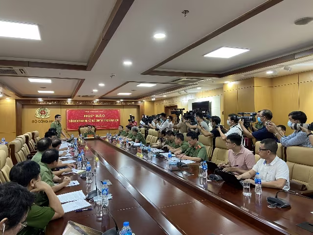 Nhiều vấn đề, câu hỏi của các cơ quan báo chí đã được đại diện đơn vị nghiệp vụ Bộ Công an thông tin, trao đổi Nhiều vấn đề, câu hỏi của các cơ quan báo chí đã được đại diện đơn vị nghiệp vụ Bộ Công an thông tin, trao đổi