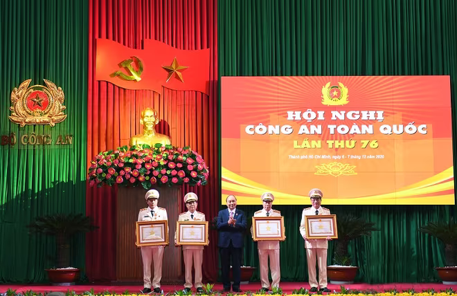 Thay mặt lãnh đạo Đảng, Nhà nước, Thủ tướng Chính phủ Nguyễn Xuân Phúc đã trao Huân chương Quân công tặng các đồng chí lãnh đạo Bộ Công an. Thay mặt lãnh đạo Đảng, Nhà nước, Thủ tướng Chính phủ Nguyễn Xuân Phúc đã trao Huân chương Quân công tặng các đồng chí lãnh đạo Bộ Công an.
