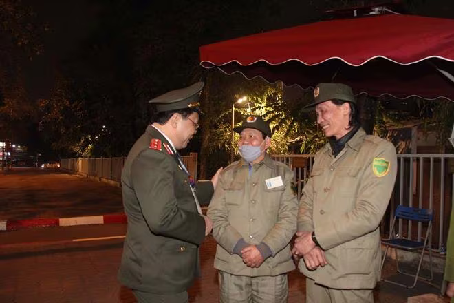 Trung tướng Nguyễn Hải Trung - Giám đốc CATP Hà Nội kiểm tra, động viên các đội viên bảo vệ dân phố tham gia công tác đảm bảo ANTT Đại hội Đảng XIII, đêm 28-1-2021 Trung tướng Nguyễn Hải Trung - Giám đốc CATP Hà Nội kiểm tra, động viên các đội viên bảo vệ dân phố tham gia công tác đảm bảo ANTT Đại hội Đảng XIII, đêm 28-1-2021