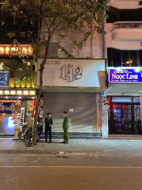 CAQ Hai Bà Trưng tuyên truyền đến người dân nội dung Nghị định 176/2013/NĐ-CP ngày 14-11-2013 của Chính phủ quy định xử phạt vi phạm hành chính trong lĩnh vực y tế, lỗi “Không thực hiện quyết định áp dụng biện pháp hạn chế tập trung đông người hoặc tạm đình chỉ hoạt động kinh doanh, dịch vụ tai nơi công cộng”; với mức phạt tiền 7,5 triệu đồng CAQ Hai Bà Trưng tuyên truyền đến người dân nội dung Nghị định 176/2013/NĐ-CP ngày 14-11-2013 của Chính phủ quy định xử phạt vi phạm hành chính trong lĩnh vực y tế, lỗi “Không thực hiện quyết định áp dụng biện pháp hạn chế tập trung đông người hoặc tạm đình chỉ hoạt động kinh doanh, dịch vụ tai nơi công cộng”; với mức phạt tiền 7,5 triệu đồng