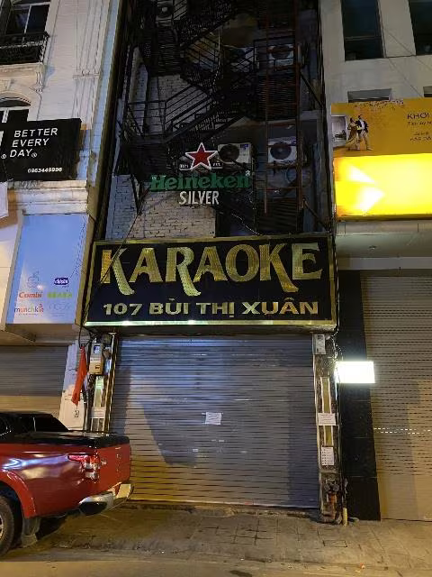 Thông báo "tạm dừng kinh doanh" được niêm yết ở quán karaoke này Thông báo "tạm dừng kinh doanh" được niêm yết ở quán karaoke này