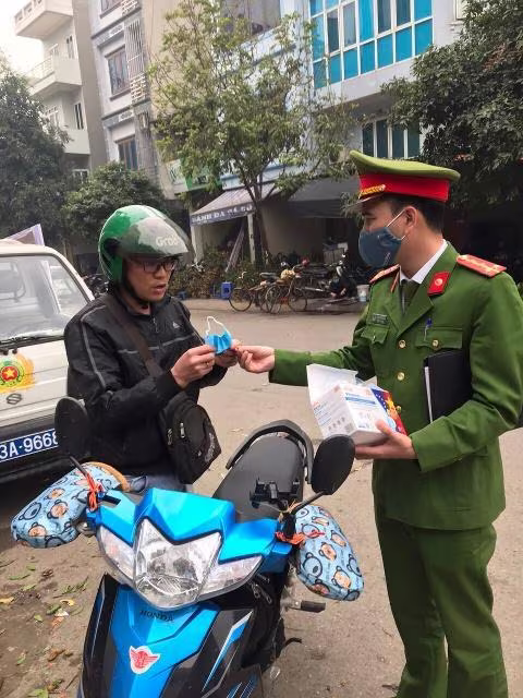 CAQ Hà Đông phát khẩu trang miễn phí tặng người dân CAQ Hà Đông phát khẩu trang miễn phí tặng người dân