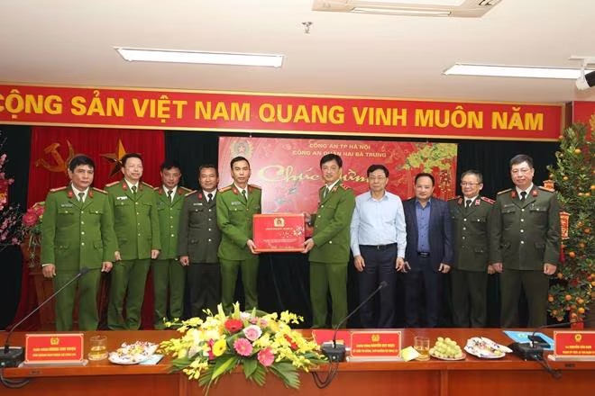 Thứ trưởng Nguyễn Duy Ngọc tặng quà Công an quận Hai Bà Trưng Thứ trưởng Nguyễn Duy Ngọc tặng quà Công an quận Hai Bà Trưng