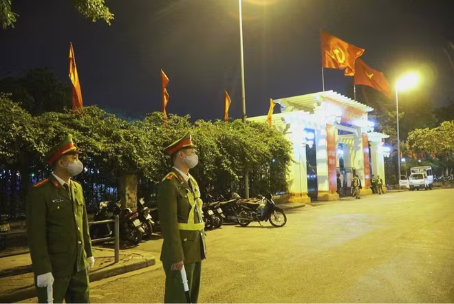 Một chốt trực trước cổng Công viên Thống Nhất, quận Hai Bà Trưng Một chốt trực trước cổng Công viên Thống Nhất, quận Hai Bà Trưng