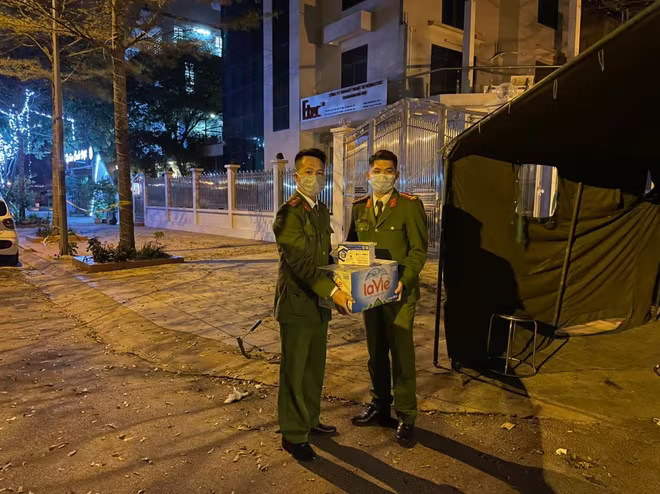 Chiến sỹ CAP Hoàng Liệt, quận Hoàng Mai động viên nhau trước khi bàn giao ca trực Chiến sỹ CAP Hoàng Liệt, quận Hoàng Mai động viên nhau trước khi bàn giao ca trực