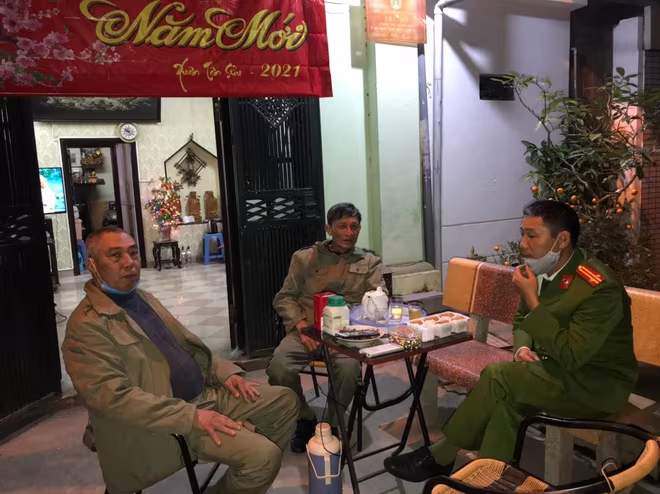 Chỉ huy CAP Đồng Nhân, quận Hai Bà Trưng trao đổi với cán bộ cơ sở Chỉ huy CAP Đồng Nhân, quận Hai Bà Trưng trao đổi với cán bộ cơ sở