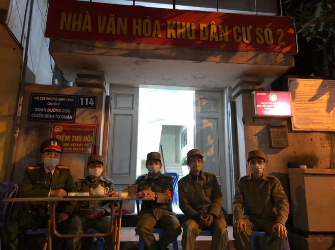 Công an và cán bộ cơ sở phường Định Công, quận Hoàng Mai trước phiên tuần tra Công an và cán bộ cơ sở phường Định Công, quận Hoàng Mai trước phiên tuần tra