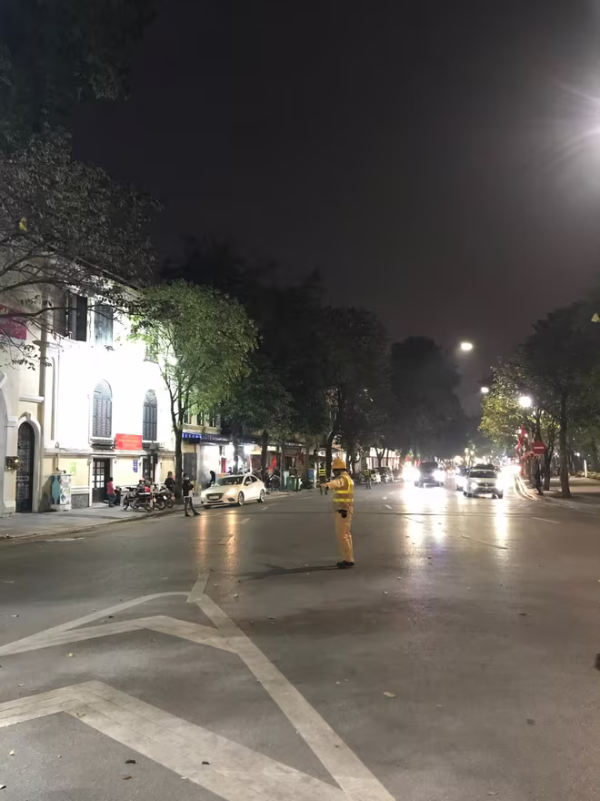 Khu vực hồ Hoàn Kiếm khá vắng vẻ trước thời khắc chuyển giao năm mới Khu vực hồ Hoàn Kiếm khá vắng vẻ trước thời khắc chuyển giao năm mới