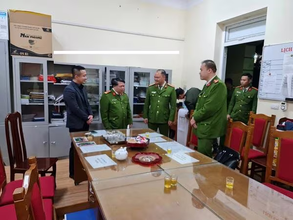 Chỉ huy CAH Thạch Thất trao đổi, định hướng yêu cầu trọng tâm công tác với Công an xã Hữu Bằng Chỉ huy CAH Thạch Thất trao đổi, định hướng yêu cầu trọng tâm công tác với Công an xã Hữu Bằng
