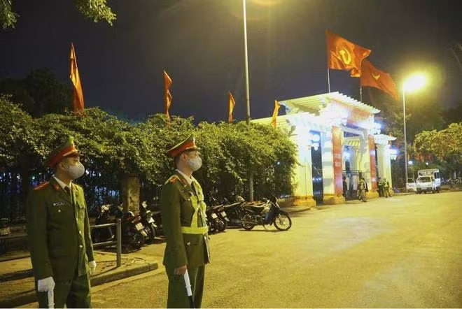 Một chốt trực trước cổng Công viên Thống Nhất, quận Hai Bà Trưng, tối Giao thừa