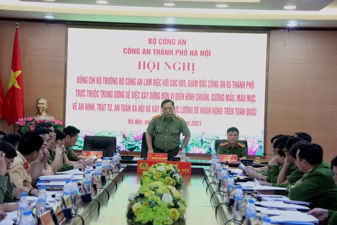 Trung tướng Nguyễn Hải Trung - Giám đốc CATP tham luận tại hội nghị