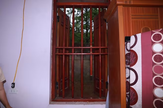 Chấn song cửa sổ bị tên gian phá Chấn song cửa sổ bị tên gian phá