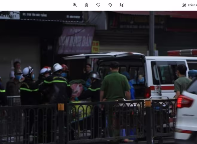 Lực lượng chức năng đưa thi thể nạn nhân ra ngoài Lực lượng chức năng đưa thi thể nạn nhân ra ngoài