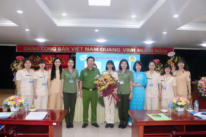 Các đồng chí lãnh đạo chúc mừng Ban chấp hành mới Hội Phụ nữ CAH Gia Lâm