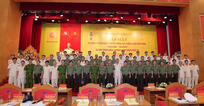 Bộ trưởng Tô Lâm cùng các đại biểu tham dự buổi gặp mặt kỷ niệm 75 năm Ngày truyền thống lực lượng Tham mưu CAND (18/4/1946 – 18/4/2021).