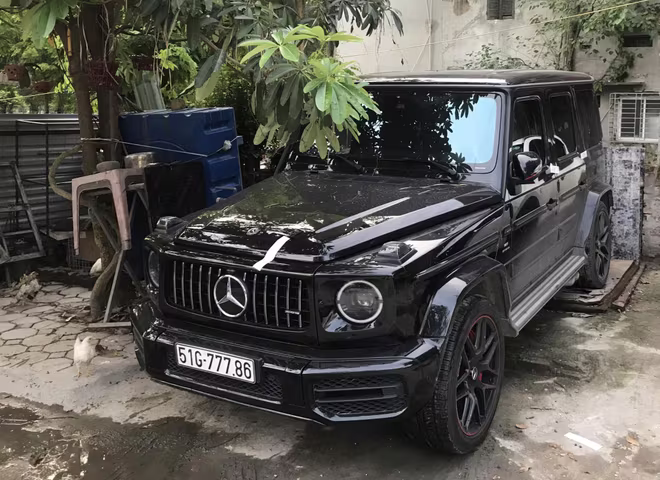 Chiếc xe ô tô đeo biển số giả đang bị tạm giữ Chiếc xe ô tô đeo biển số giả đang bị tạm giữ
