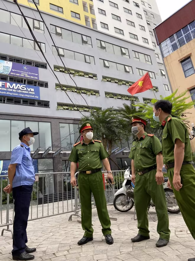 Tòa nhà Viễn Đông Star - số 1 ngõ Giáp Nhị, phường Thịnh Liệt; 7h sáng, chỉ huy CAQ Hoàng Mai đến động viên, kiểm tra chốt trực... Tòa nhà Viễn Đông Star - số 1 ngõ Giáp Nhị, phường Thịnh Liệt; 7h sáng, chỉ huy CAQ Hoàng Mai đến động viên, kiểm tra chốt trực...