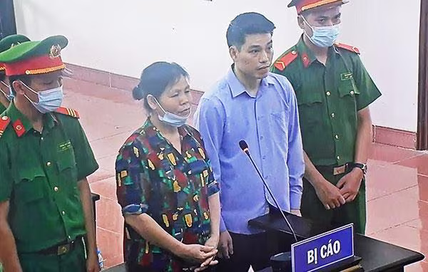 Mẹ con Cấn Thị Thêu, Trịnh Bá Tư tại phiên xét xử ngày 5-5-2021 Mẹ con Cấn Thị Thêu, Trịnh Bá Tư tại phiên xét xử ngày 5-5-2021